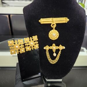 Elegant Gold and Pearl Jewelry Set, A Set Of Clip Earrings And 2 Brooches